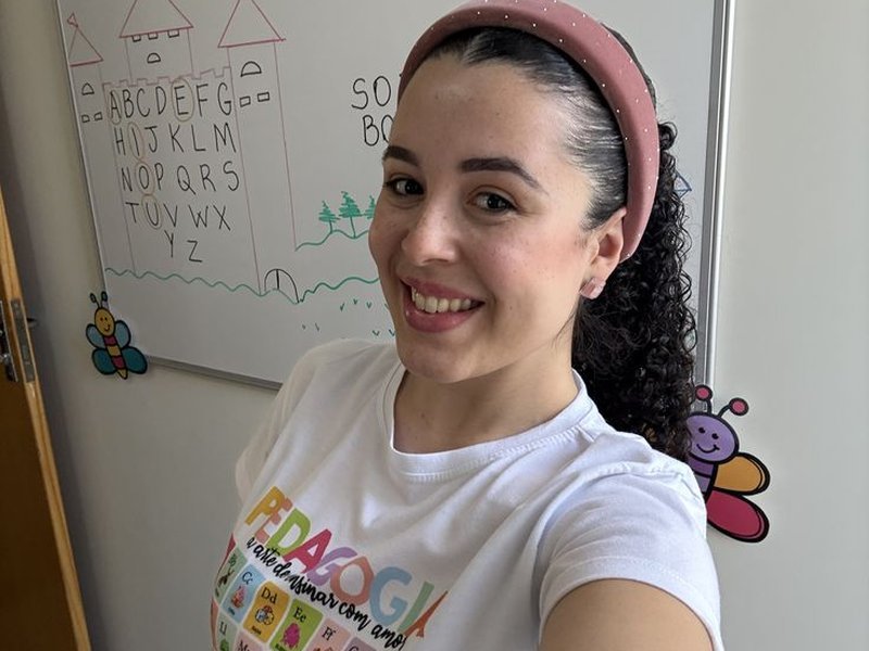 Patrícia Moraes aplicando as dinâmicas do KIT DESLIGA & BRINCA na sala de aula